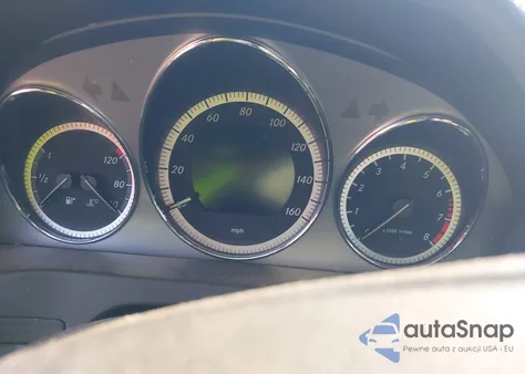 2010 Mercedes-Benz C 300 Luxury/Sport z USA, uszkodzony, nr VIN WDDGF5EB7AR109594